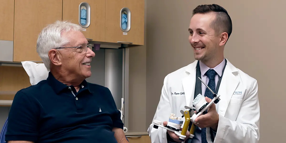 Image of the doctor and a patient in a consultation.